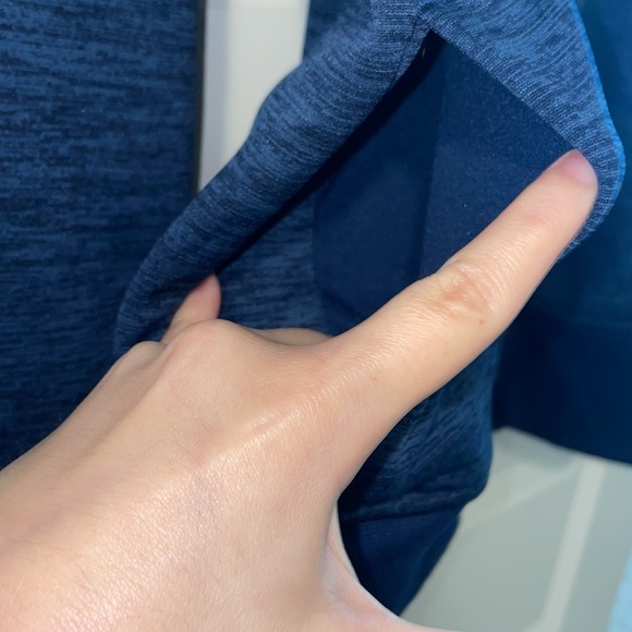 Under Armour Coldgear navy sweatshirt with a hood and pockets - Picture 2 of 8